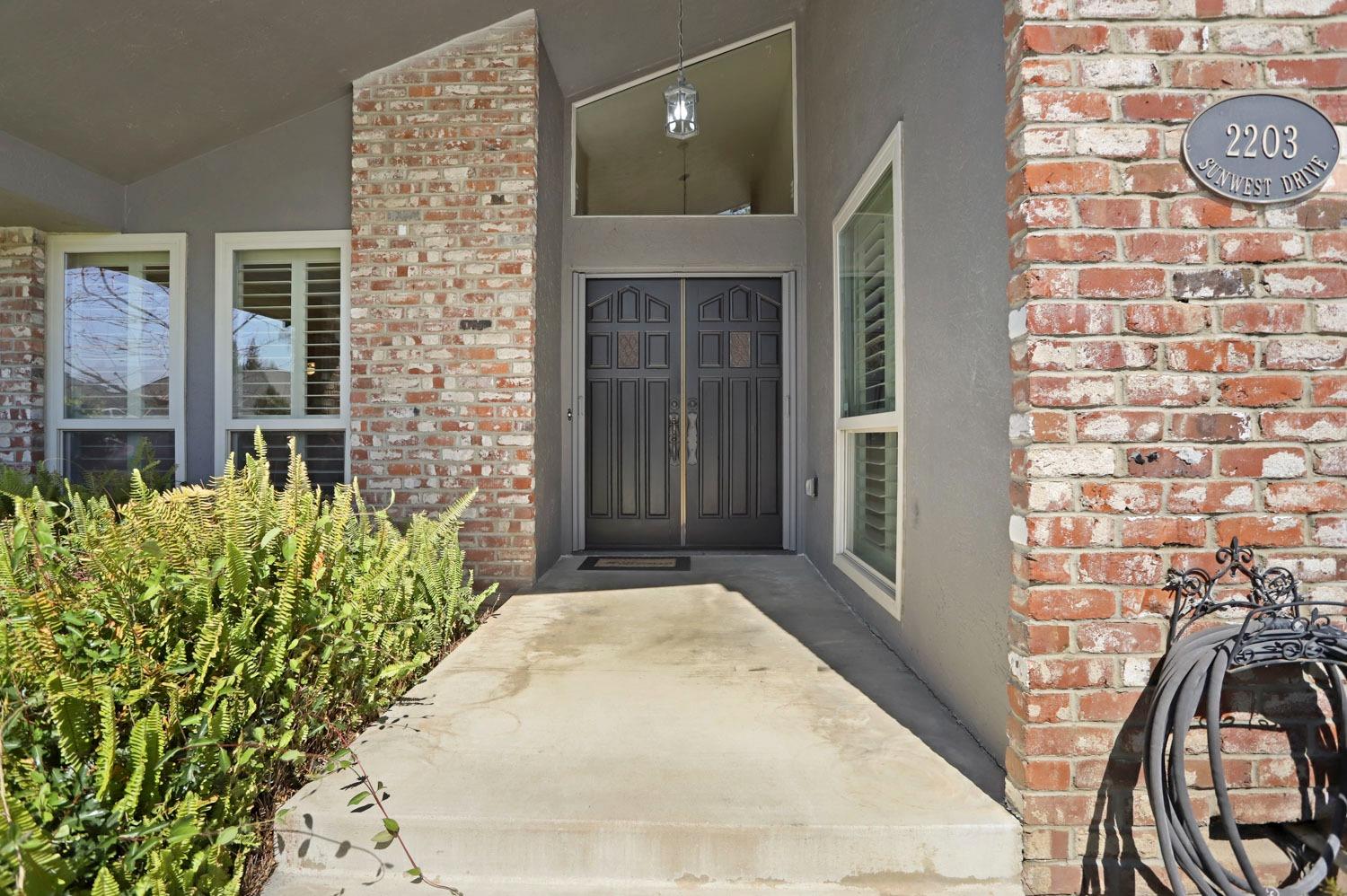 Detail Gallery Image 2 of 45 For 2203 Sunwest Dr, Lodi,  CA 95242 - 3 Beds | 2/1 Baths