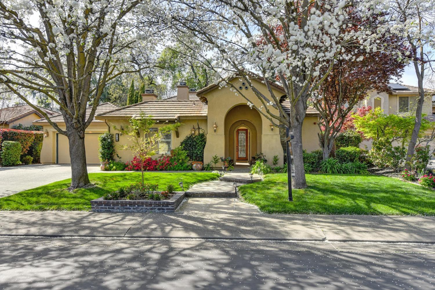 Photo of 208 Royal Oaks Dr in West Sacramento, CA