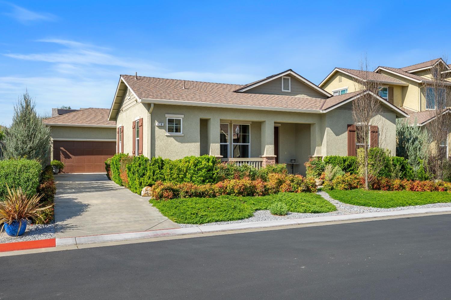 Photo of 828 River Pointe Cir in Oakdale, CA