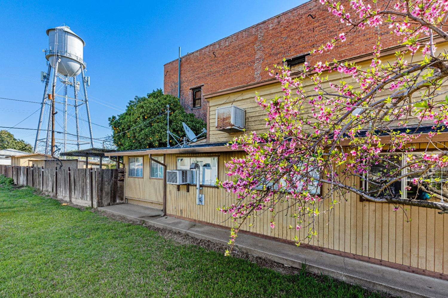 Detail Gallery Image 2 of 23 For 140 Oak St, Maxwell,  CA 95955 - 1 Beds | 1/1 Baths