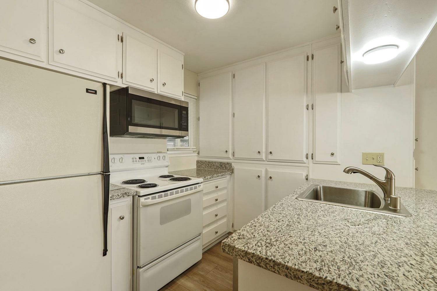 Detail Gallery Image 5 of 31 For 3770 W Benjamin Holt Dr #13,  Stockton,  CA 95219 - 2 Beds | 2 Baths