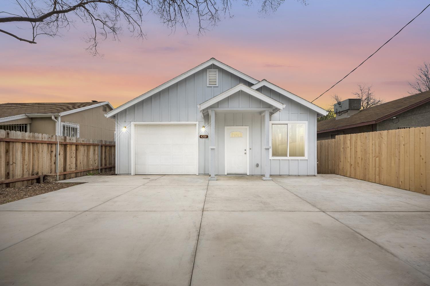 Detail Gallery Image 1 of 28 For 4208 W Nichols Ave, Sacramento,  CA 95820 - 3 Beds | 2 Baths