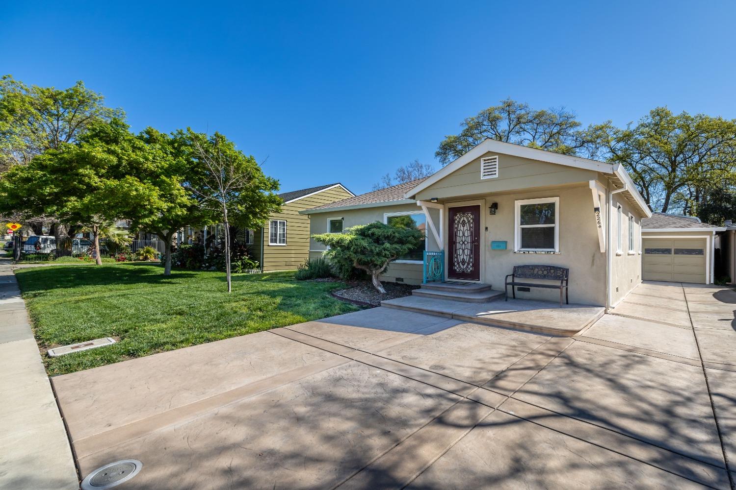 Detail Gallery Image 1 of 1 For 2264 Edgewater Rd, Sacramento,  CA 95815 - 3 Beds | 1 Baths