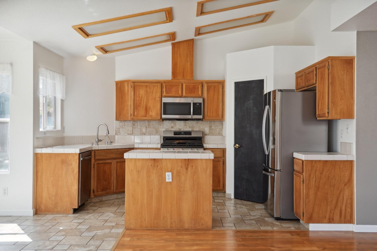 Detail Gallery Image 6 of 38 For 2052 Hastings Dr, Los Banos,  CA 93635 - 4 Beds | 2 Baths