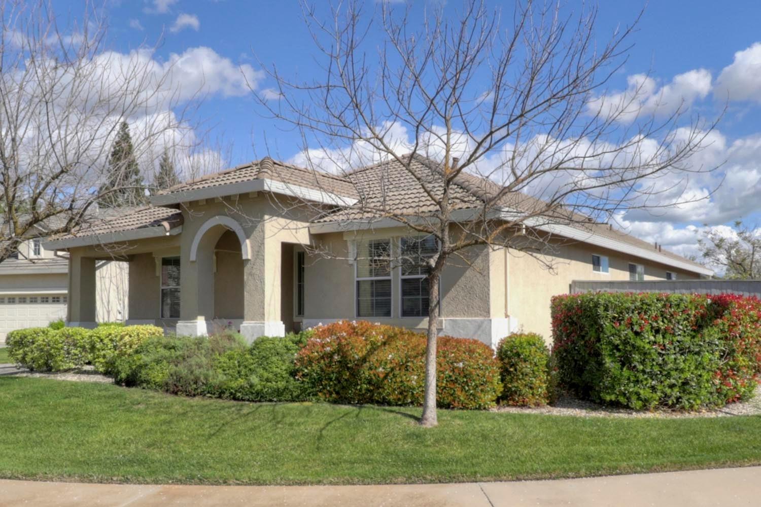 WELCOME TO LAGUNA WEST!! Here's your opportunity to live in a desirable location in Elk Grove. Open 