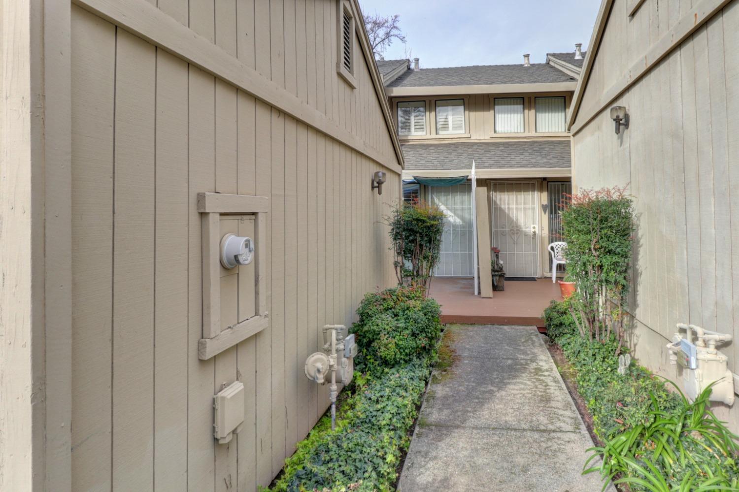 Detail Gallery Image 2 of 35 For 12101 Summer Ridge Dr #8,  Auburn,  CA 95603 - 2 Beds | 2/1 Baths