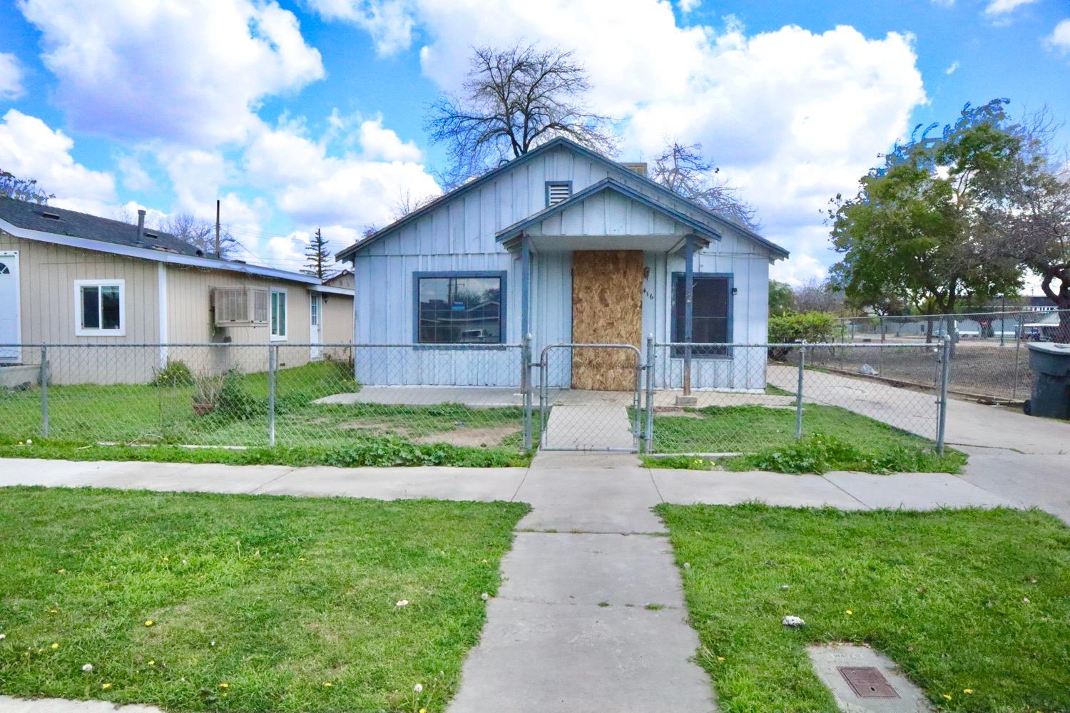 Photo of 416 N D St in Tulare, CA
