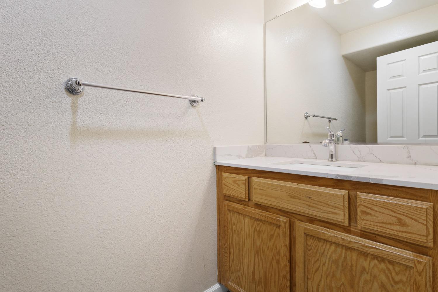 Detail Gallery Image 4 of 29 For 546 Mikey Pl, Manteca,  CA 95336 - 3 Beds | 2/1 Baths
