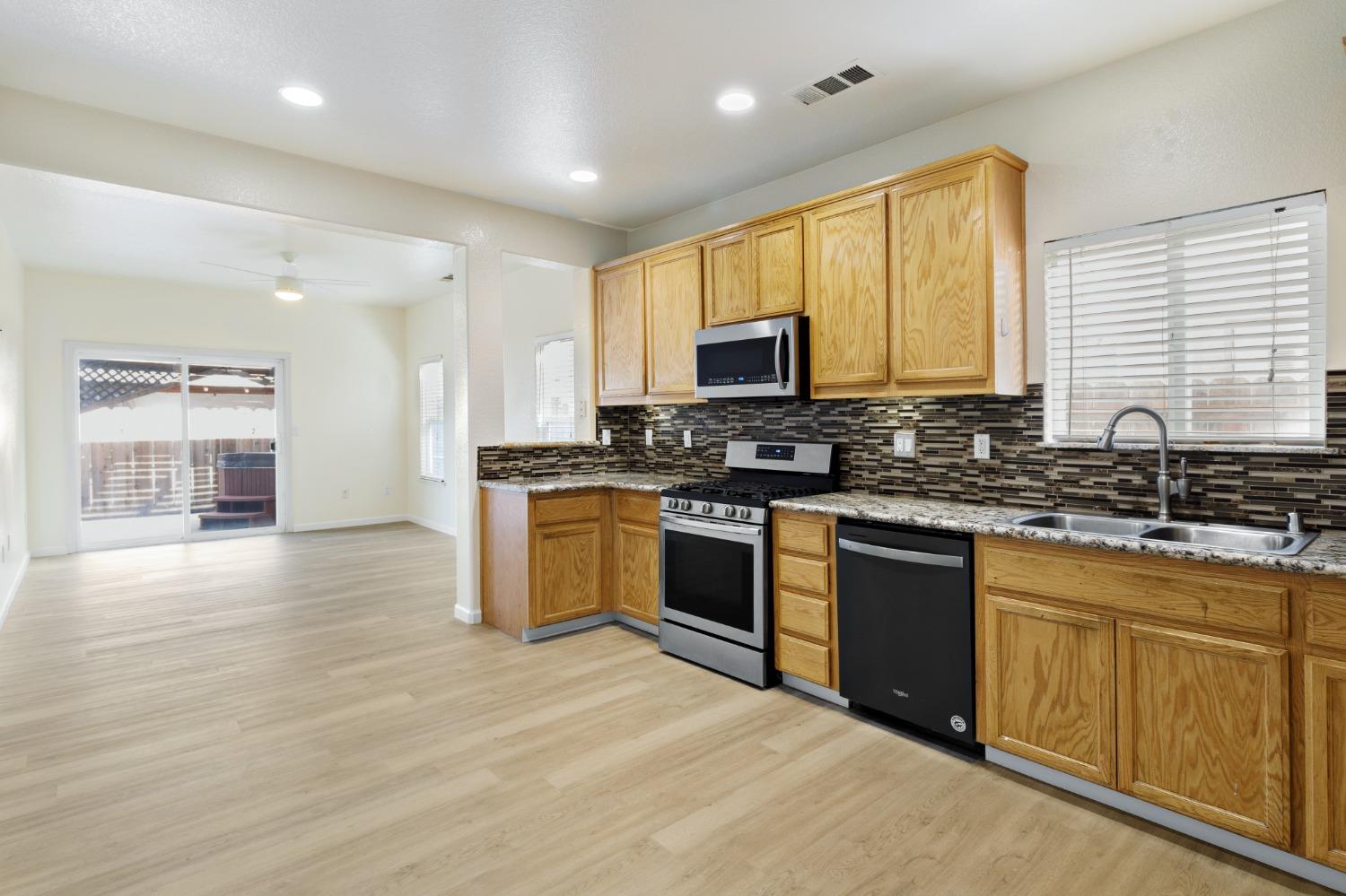 Detail Gallery Image 6 of 29 For 546 Mikey Pl, Manteca,  CA 95336 - 3 Beds | 2/1 Baths