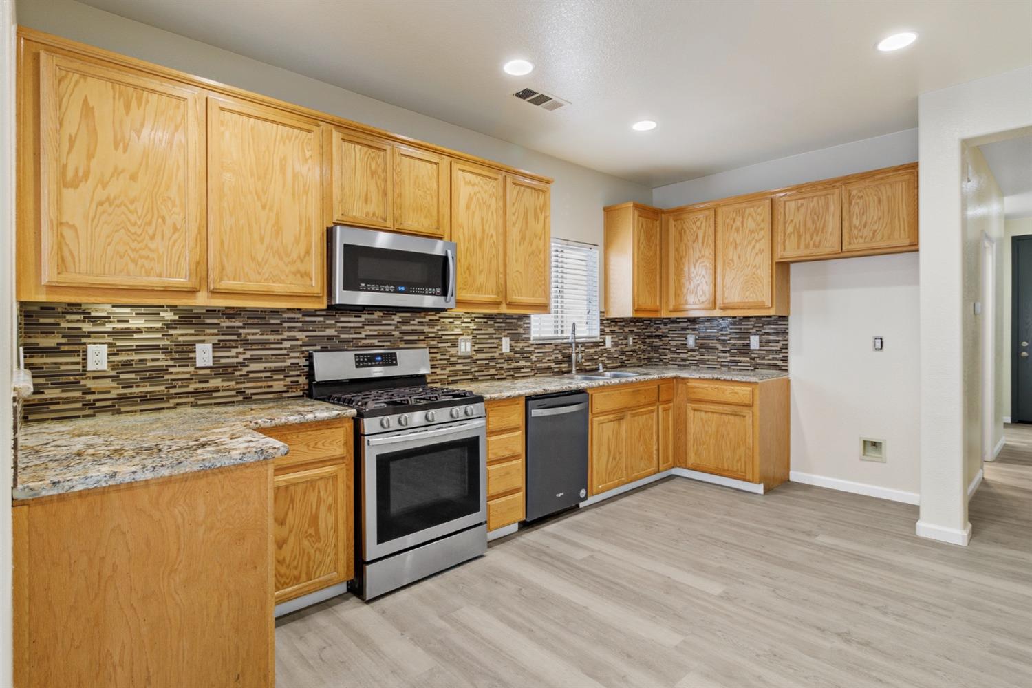 Detail Gallery Image 7 of 29 For 546 Mikey Pl, Manteca,  CA 95336 - 3 Beds | 2/1 Baths