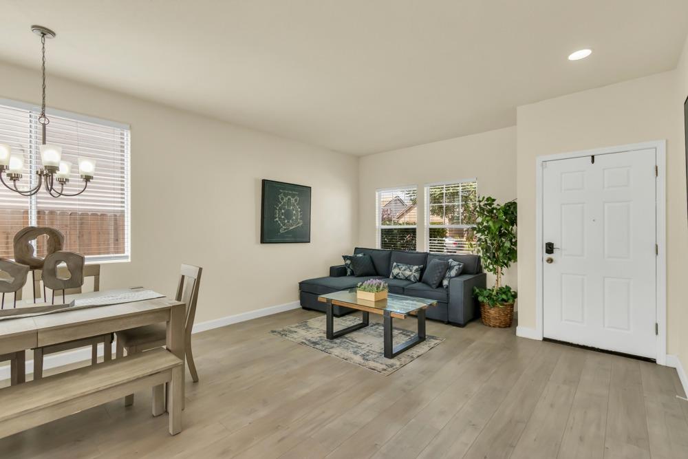 Detail Gallery Image 5 of 47 For 16 Beaucanon Ct, Elk Grove,  CA 95758 - 3 Beds | 2 Baths