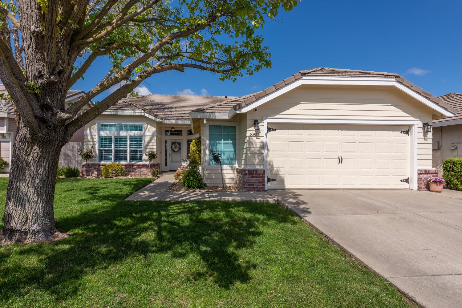 This Immaculate 3 bedroom 2 full bath home is located in the heart of Elk Grove.  Features include: 