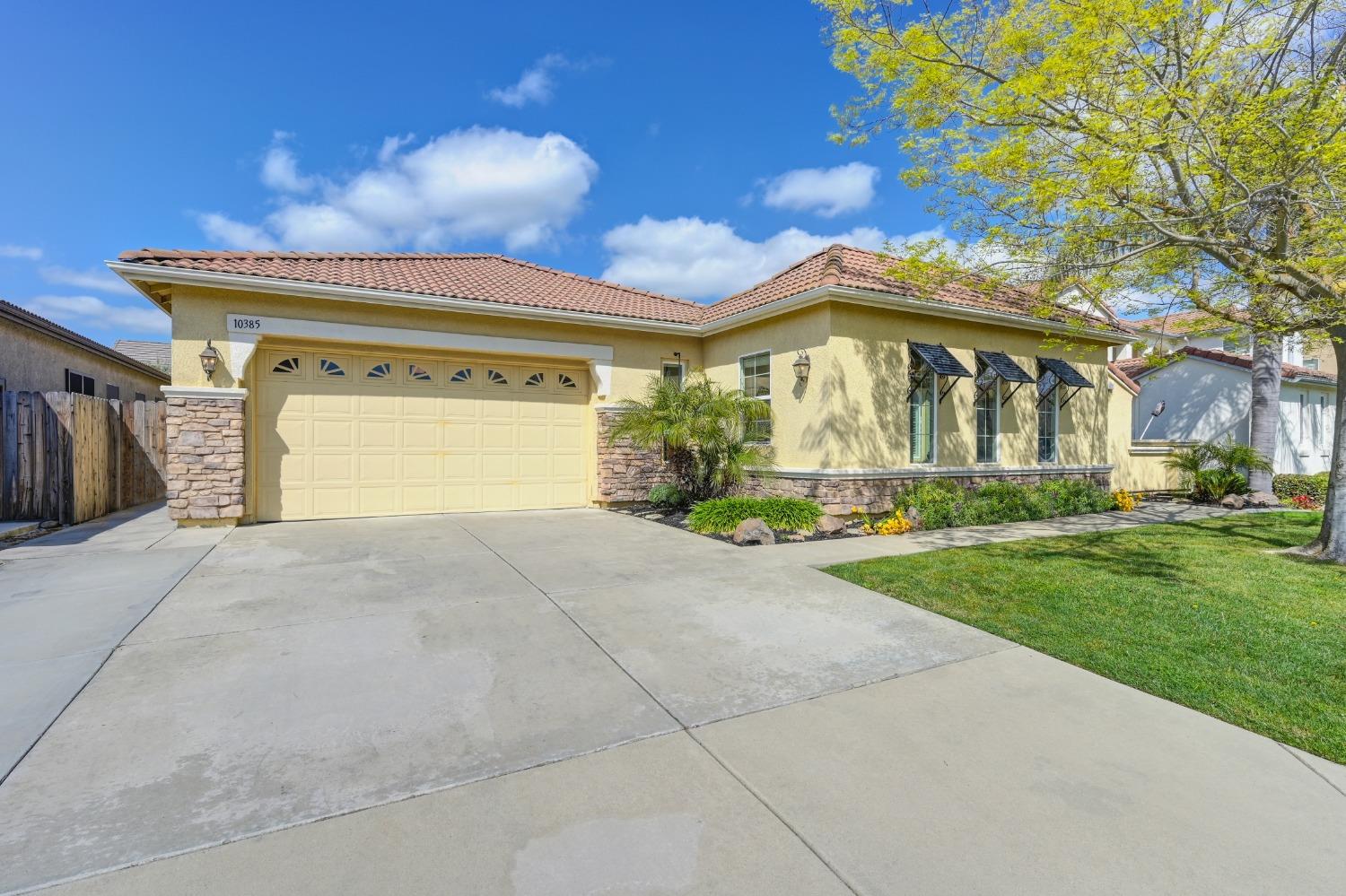 This home in the coveted Quail Ridge Community in Elk Grove offers a stunning single story layout. W