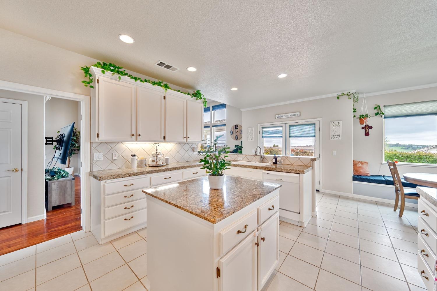 Detail Gallery Image 12 of 49 For 3024 Woodleigh Ln, Cameron Park,  CA 95682 - 4 Beds | 2/1 Baths