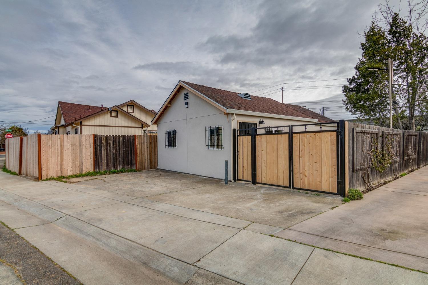 Detail Gallery Image 3 of 29 For 2500 26th Ave, Sacramento,  CA 95822 - 3 Beds | 2 Baths
