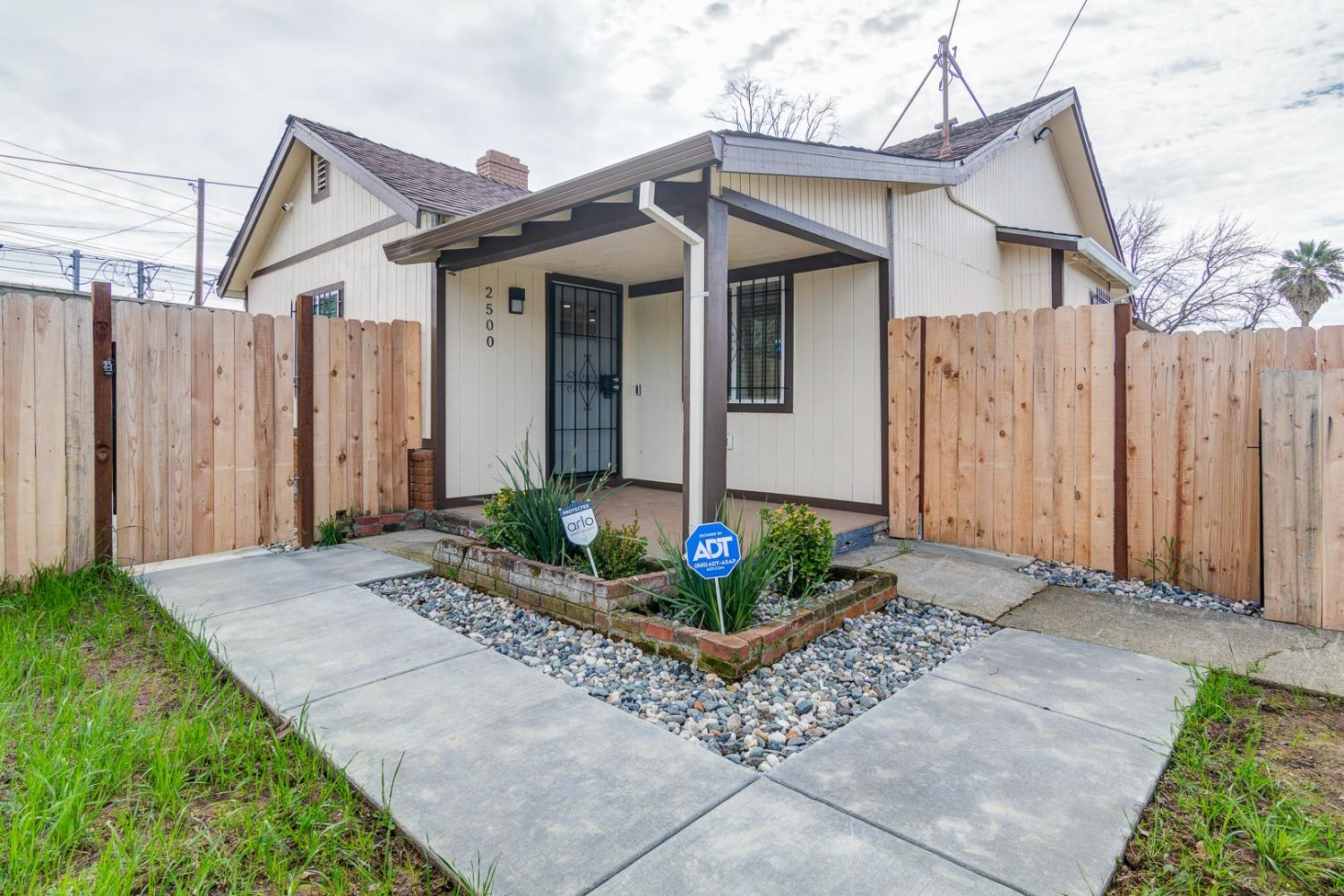 Detail Gallery Image 1 of 29 For 2500 26th Ave, Sacramento,  CA 95822 - 3 Beds | 2 Baths
