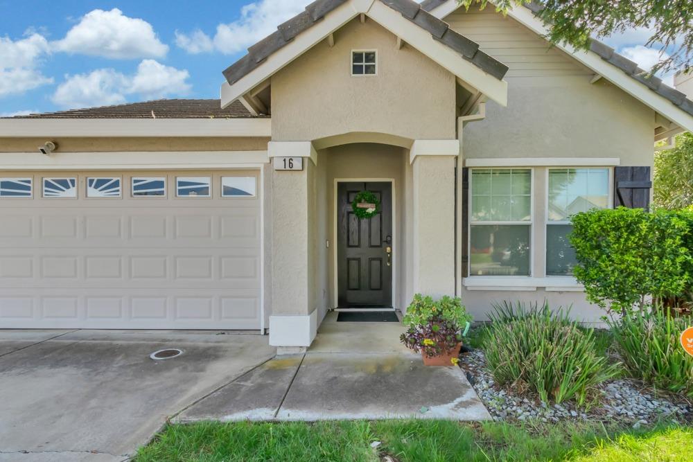 Detail Gallery Image 2 of 47 For 16 Beaucanon Ct, Elk Grove,  CA 95758 - 3 Beds | 2 Baths
