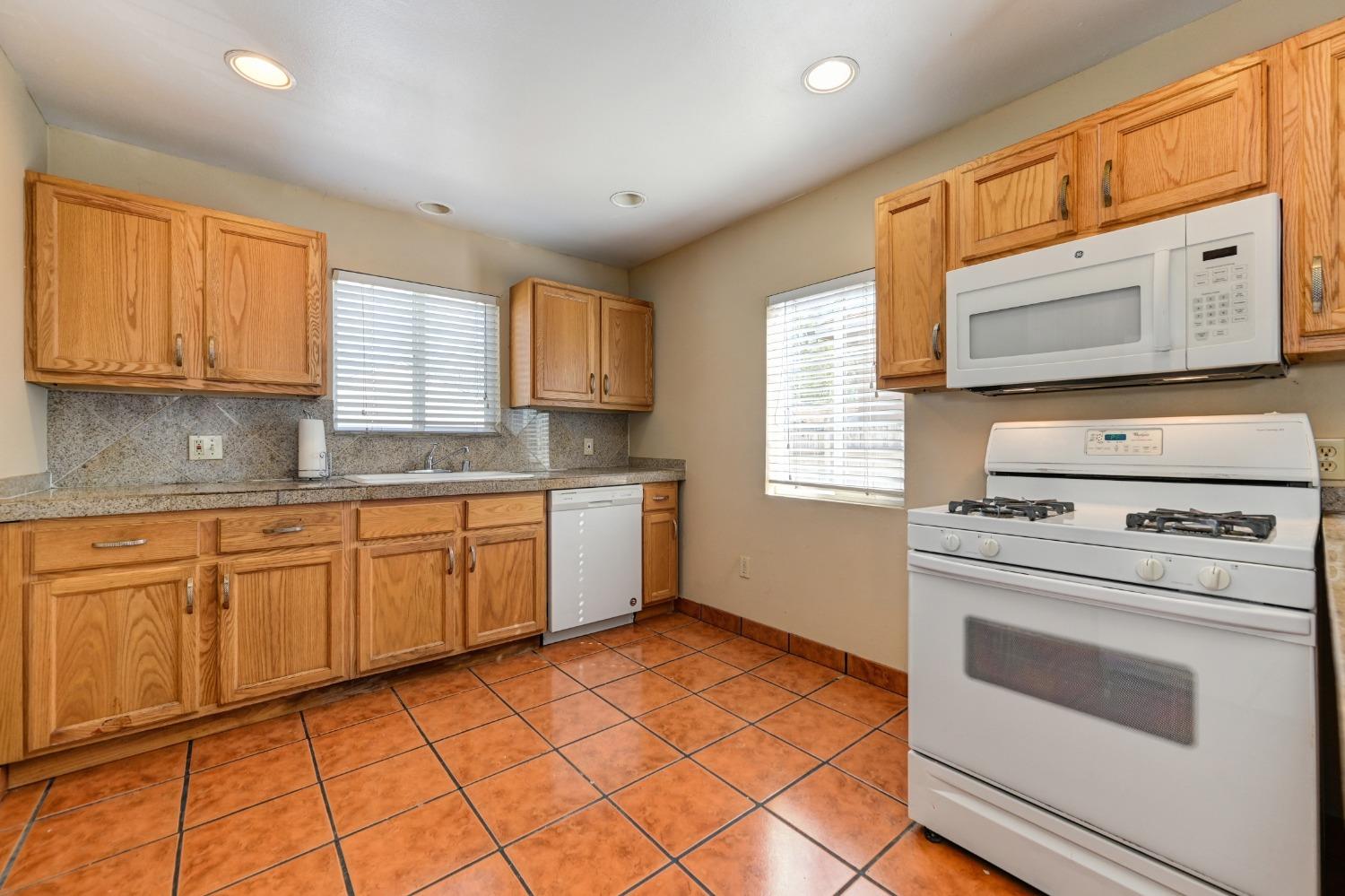Detail Gallery Image 11 of 22 For 859 Eleanor Ave, Sacramento,  CA 95815 - 2 Beds | 1 Baths