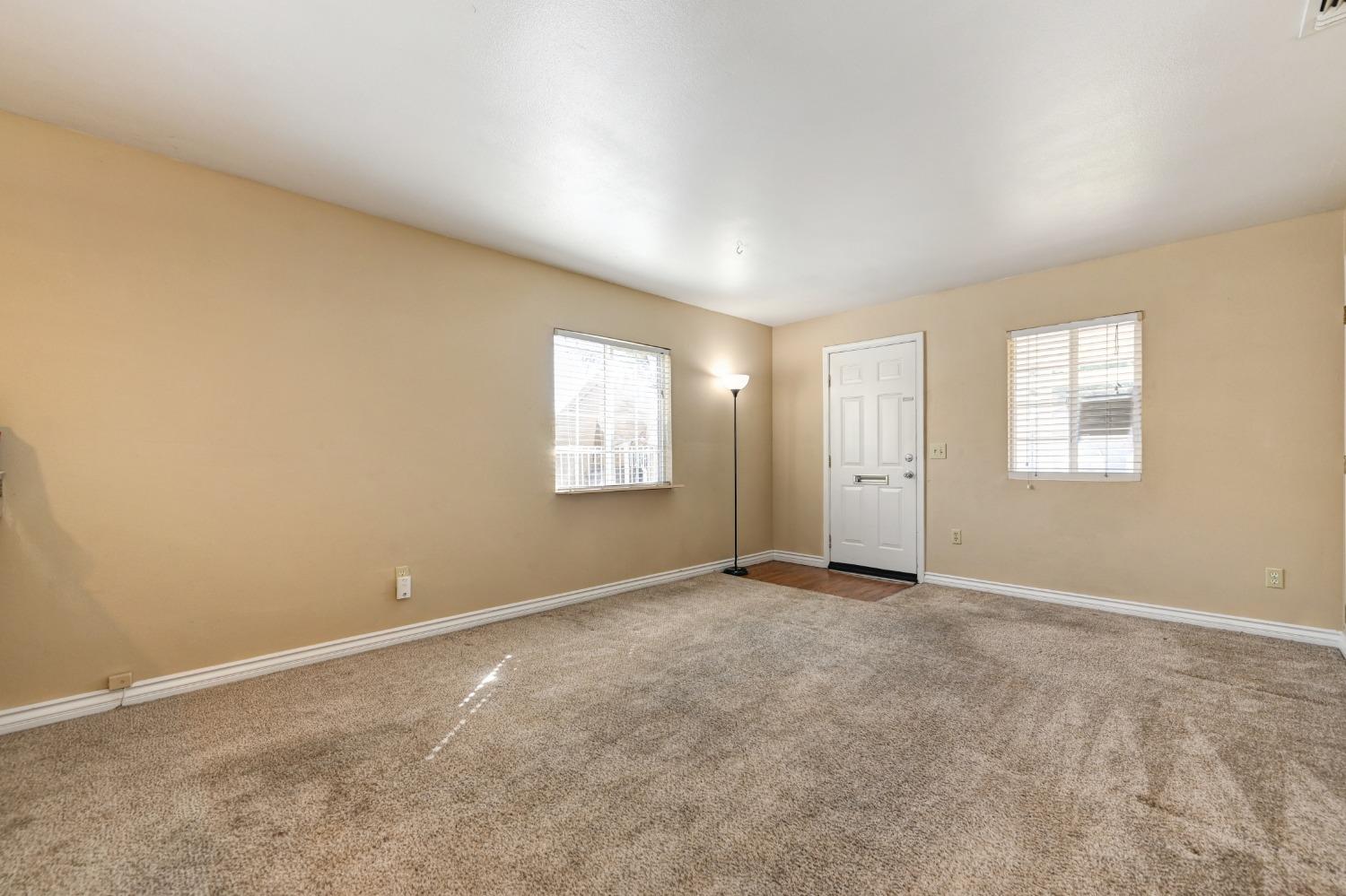 Detail Gallery Image 8 of 22 For 859 Eleanor Ave, Sacramento,  CA 95815 - 2 Beds | 1 Baths