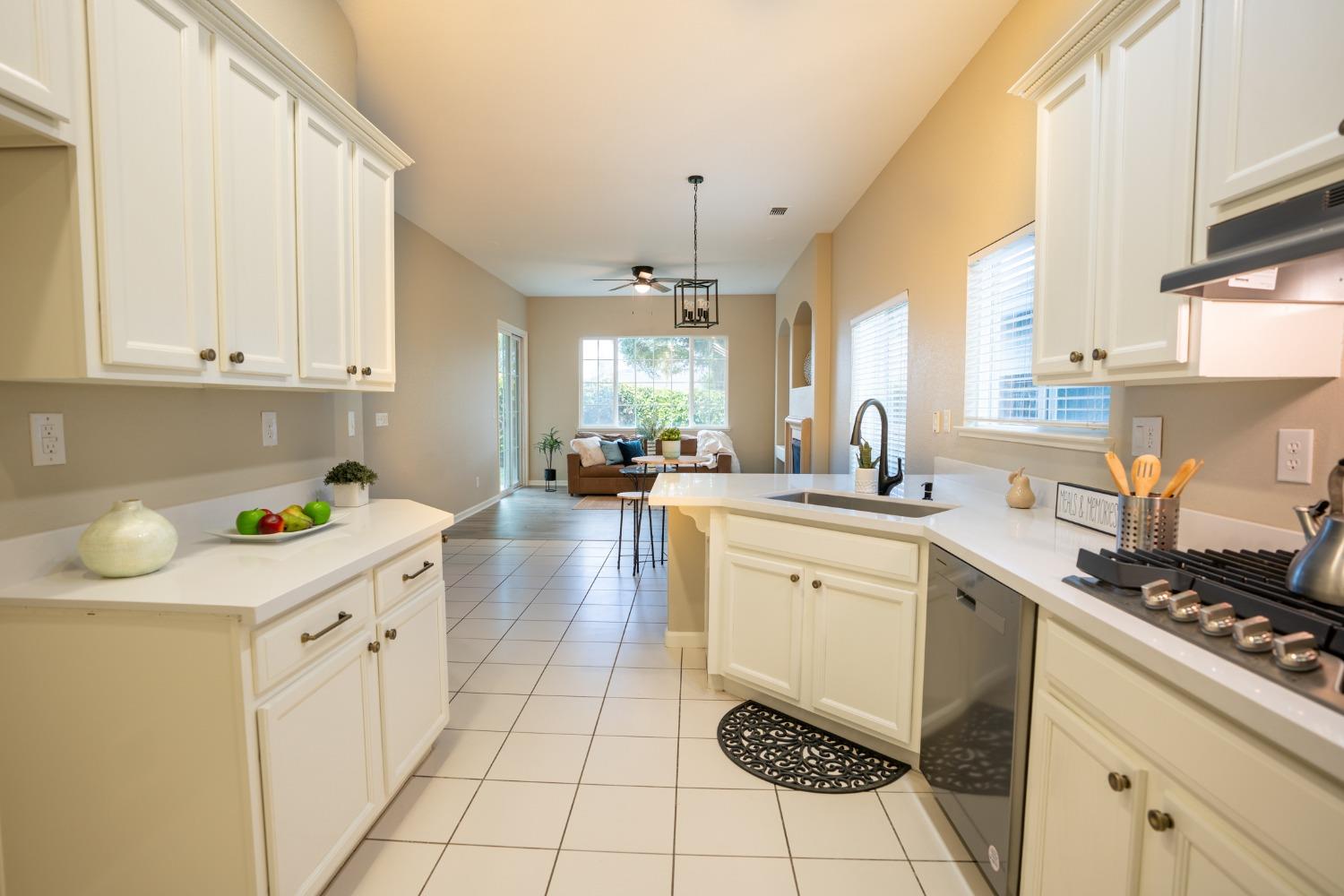 Detail Gallery Image 14 of 44 For 395 Hearst Dr, Merced,  CA 95348 - 5 Beds | 3/1 Baths