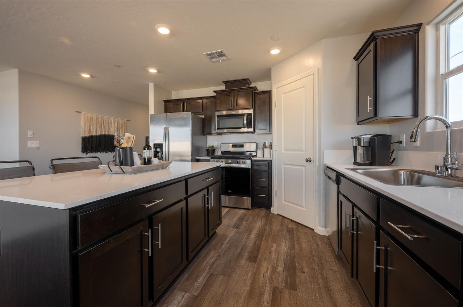 Detail Gallery Image 5 of 20 For 1360 Eagle Ridge Dr 151l,  Merced,  CA 95348 - 4 Beds | 2 Baths