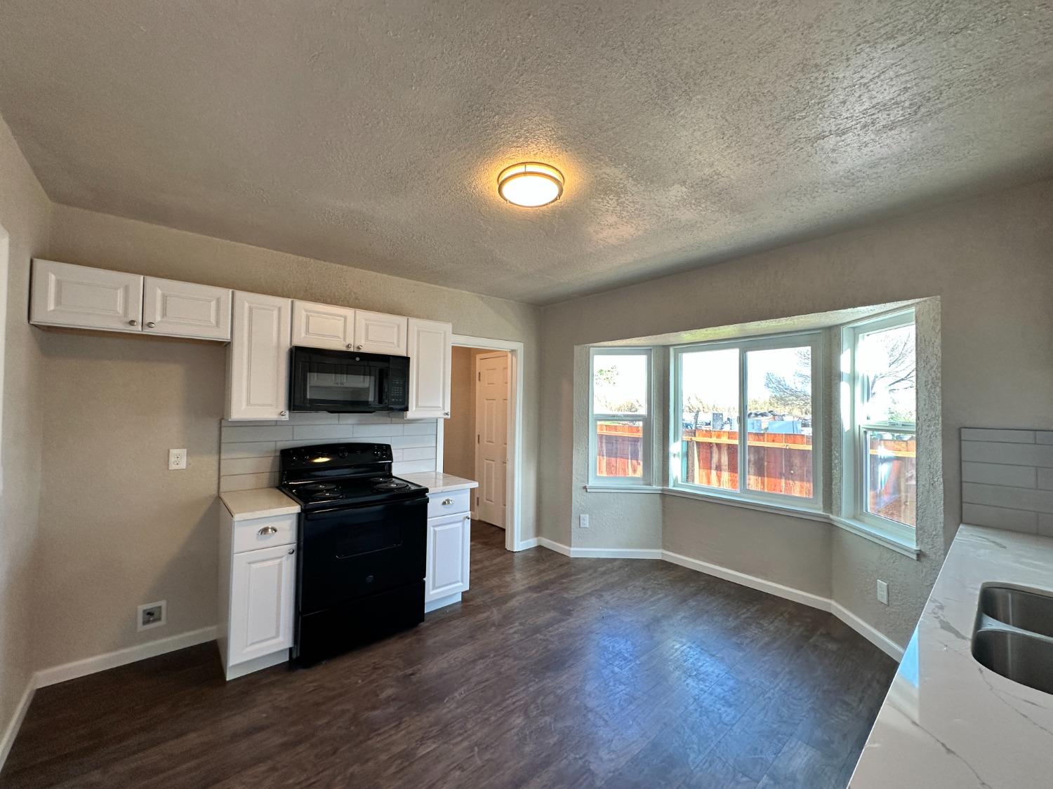 Detail Gallery Image 4 of 15 For 22065 6th St, South Dos Palos,  CA 93665 - 3 Beds | 1 Baths