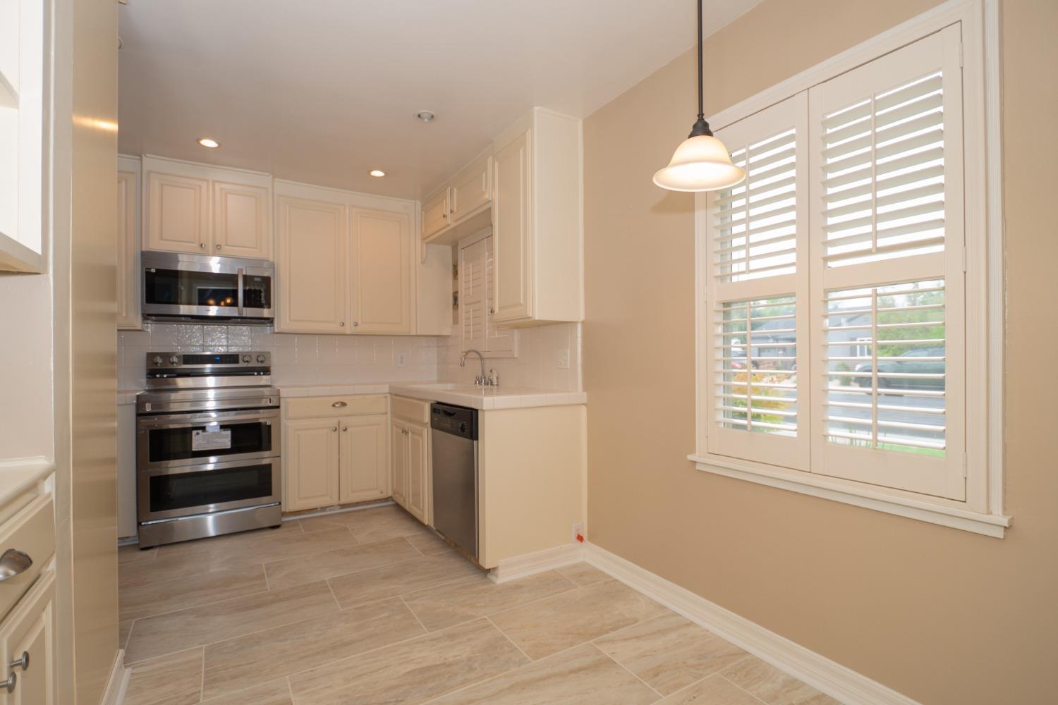 Detail Gallery Image 11 of 22 For 429 Covena Ave, Modesto,  CA 95354 - 3 Beds | 2 Baths