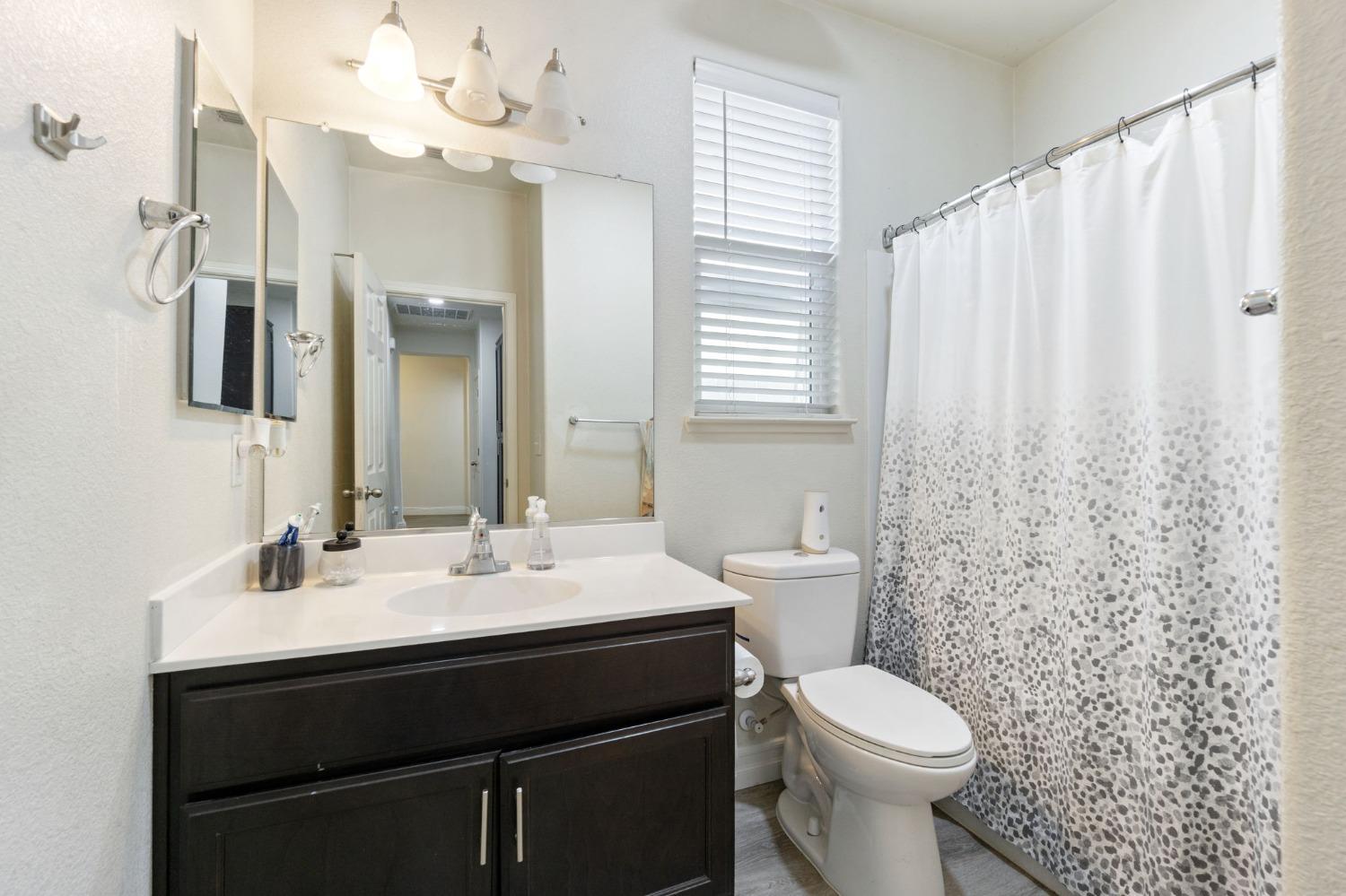 Detail Gallery Image 19 of 28 For 686 Claret, Los Banos,  CA 93635 - 3 Beds | 2 Baths