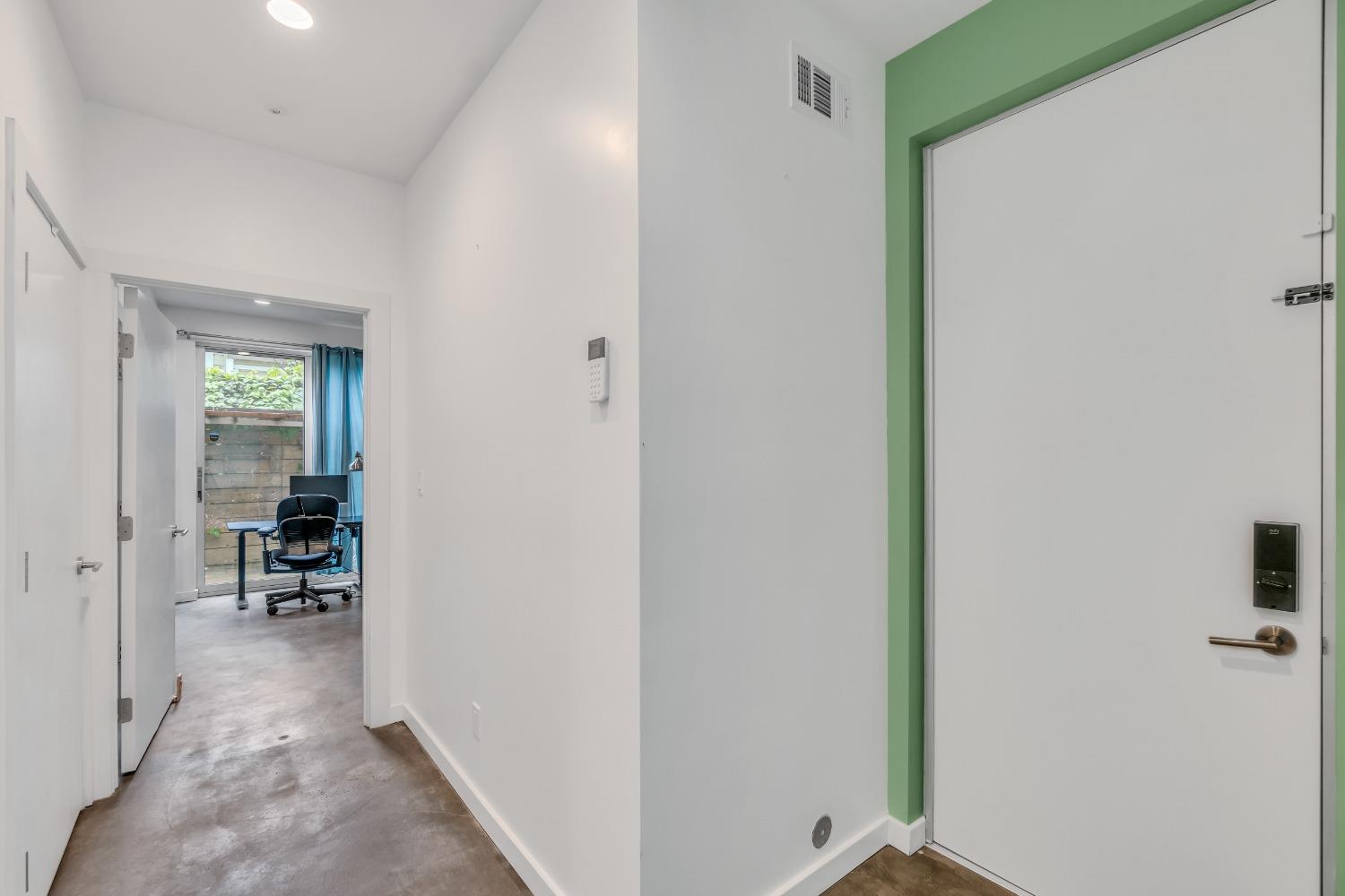 Detail Gallery Image 12 of 38 For 859 W Grand Ave, Oakland,  CA 94607 - 3 Beds | 2 Baths