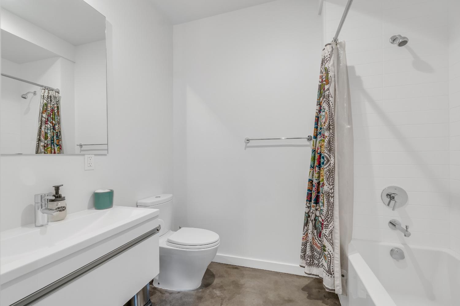 Detail Gallery Image 8 of 38 For 859 W Grand Ave, Oakland,  CA 94607 - 3 Beds | 2 Baths