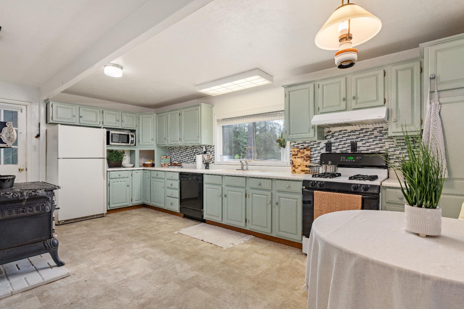 Detail Gallery Image 10 of 45 For 1388 Ridge Rd, North San Juan,  CA 95960 - 2 Beds | 2 Baths