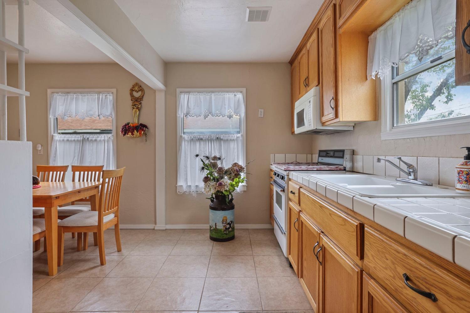 Detail Gallery Image 2 of 29 For 1624 Pearl St, Modesto,  CA 95350 - 2 Beds | 1 Baths