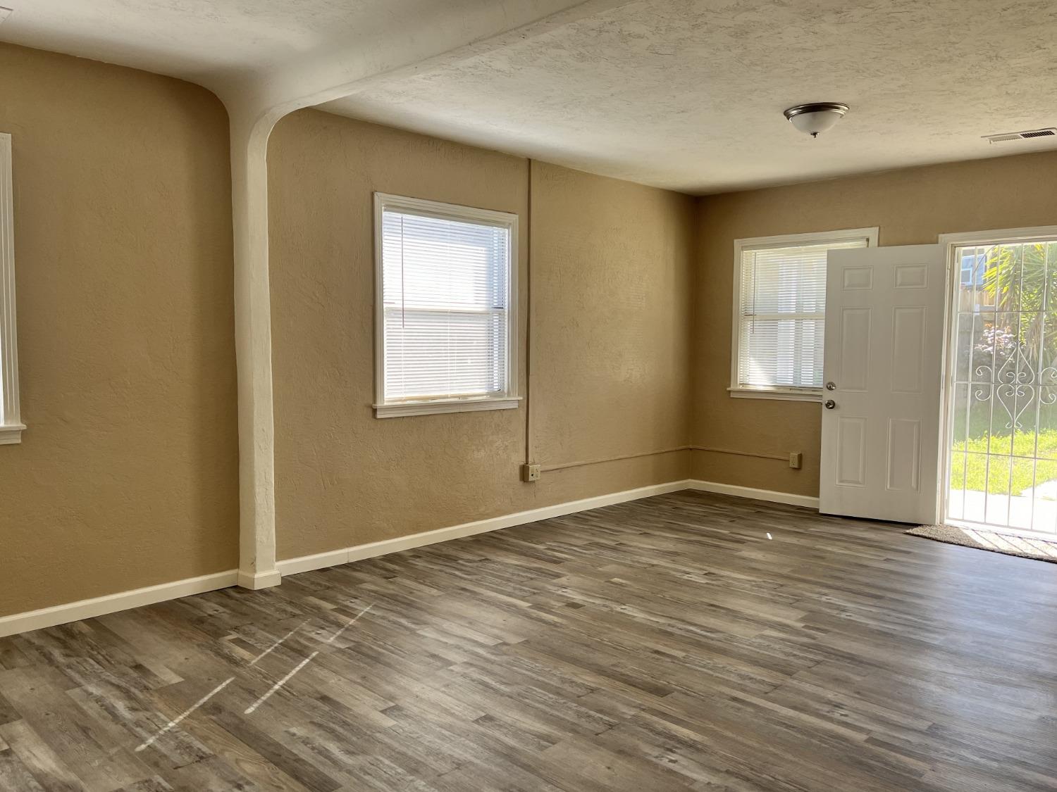 Detail Gallery Image 3 of 11 For 1217 Normandy Dr, Modesto,  CA 95351 - 3 Beds | 1 Baths