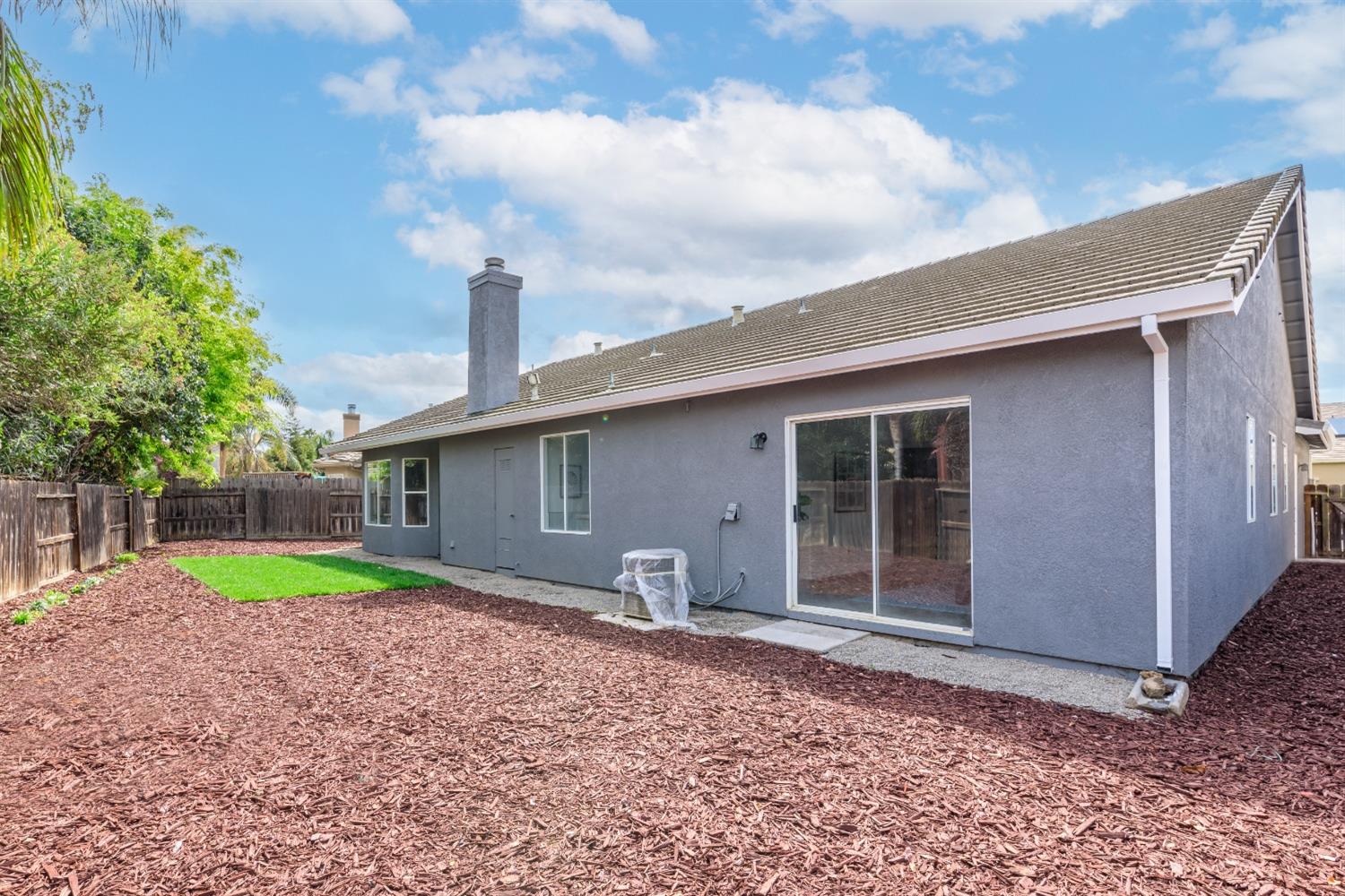 Detail Gallery Image 8 of 25 For 1674 Iris Ln, Los Banos,  CA 93611 - 4 Beds | 2 Baths