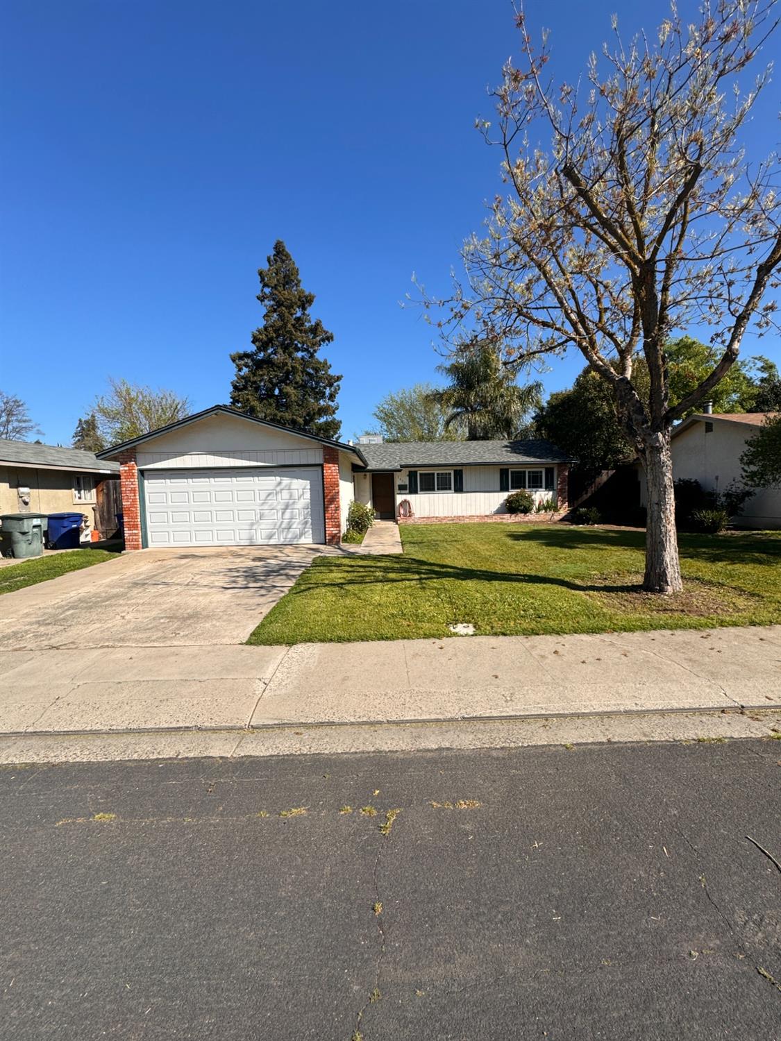 Photo of 1421 Woodside Dr in Modesto, CA