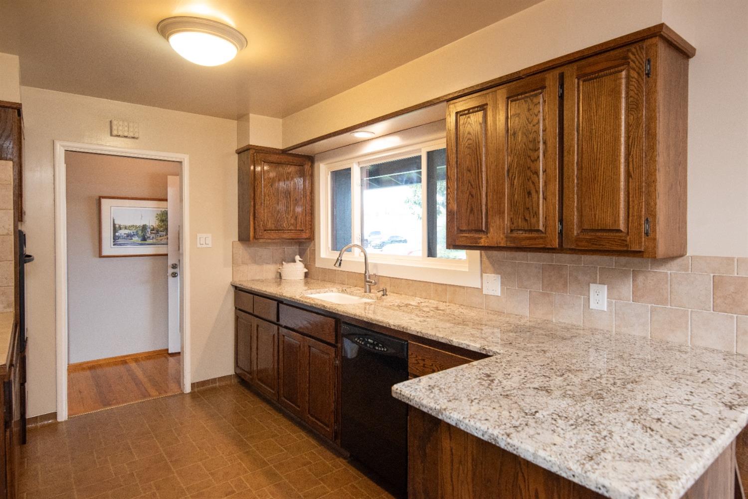 Detail Gallery Image 9 of 42 For 2202 Fullerton Ave, Stockton,  CA 95204 - 3 Beds | 2 Baths