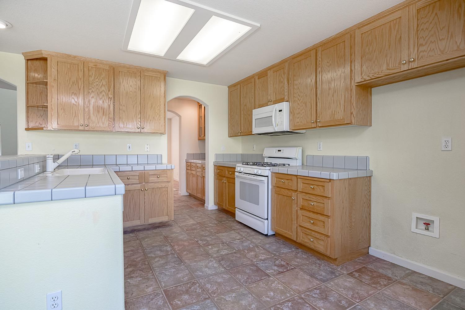 Detail Gallery Image 13 of 32 For 1905 Cobbler Ct, Modesto,  CA 95356 - 4 Beds | 2/1 Baths