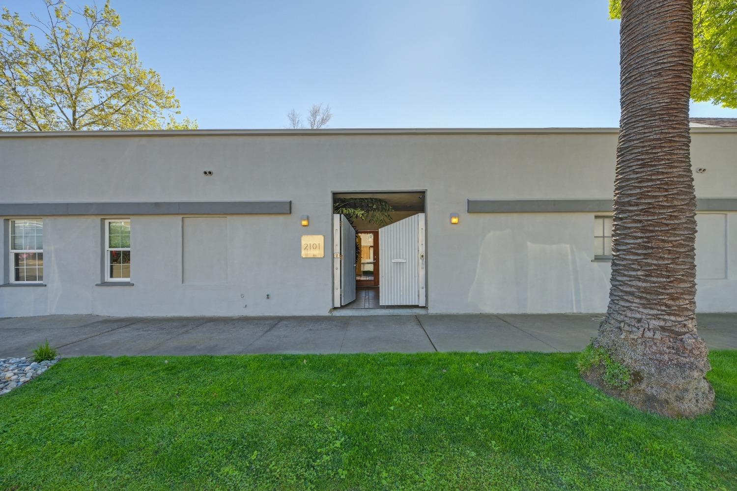 Detail Gallery Image 7 of 59 For 2101 28th St, Sacramento,  CA 95818 - 2 Beds | 2/1 Baths