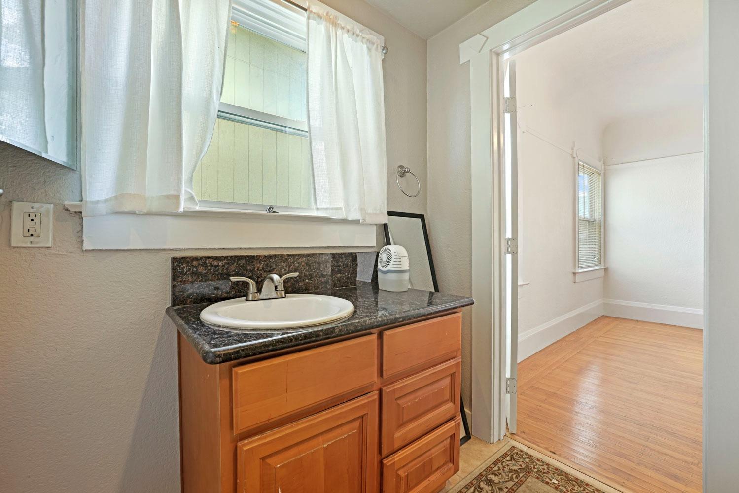 Detail Gallery Image 9 of 24 For 2014 29th St, Sacramento,  CA 95817 - 3 Beds | 2/1 Baths