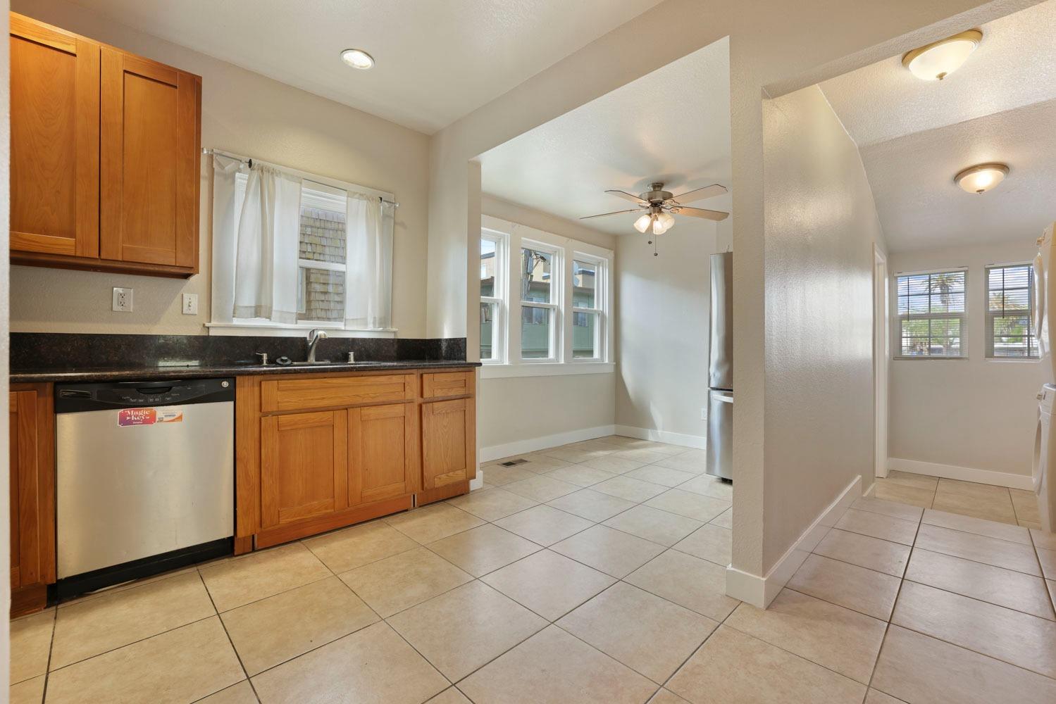 Detail Gallery Image 11 of 24 For 2014 29th St, Sacramento,  CA 95817 - 3 Beds | 2/1 Baths