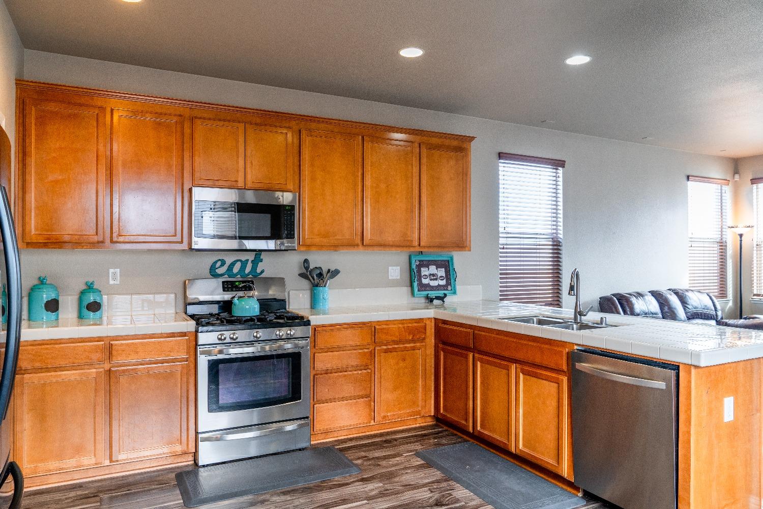 Detail Gallery Image 12 of 46 For 2020 Loring Ct, Ceres,  CA 95307 - 4 Beds | 2/1 Baths
