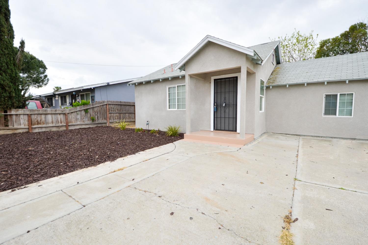 Detail Gallery Image 8 of 24 For 1221 Center Ln, Los Banos,  CA 93635 - 2 Beds | 1 Baths