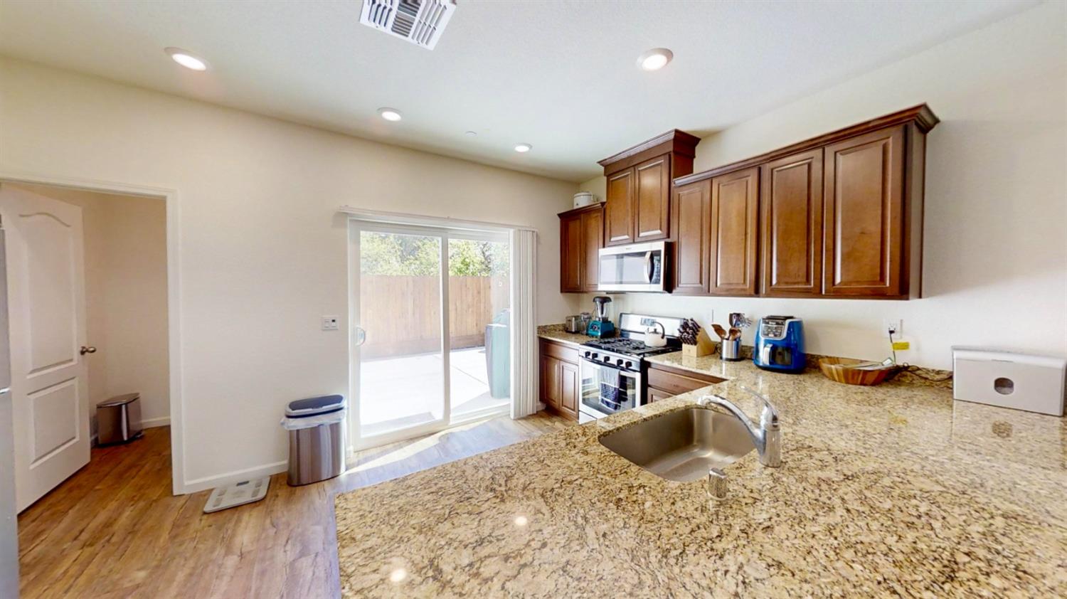 Detail Gallery Image 11 of 42 For 5535 Silvergate Ct, Linda,  CA 95901 - 3 Beds | 2/1 Baths