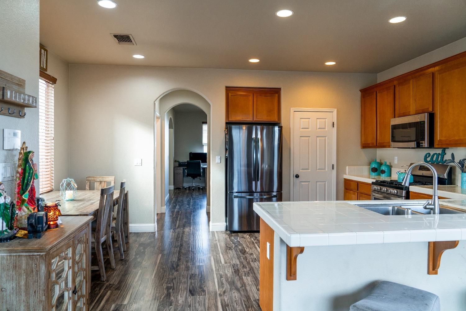 Detail Gallery Image 14 of 46 For 2020 Loring Ct, Ceres,  CA 95307 - 4 Beds | 2/1 Baths