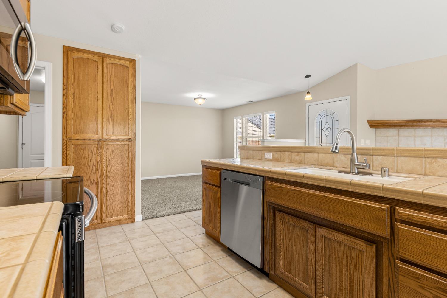 Detail Gallery Image 14 of 42 For 564 Wild Rose Ct, Galt,  CA 95632 - 2 Beds | 2 Baths