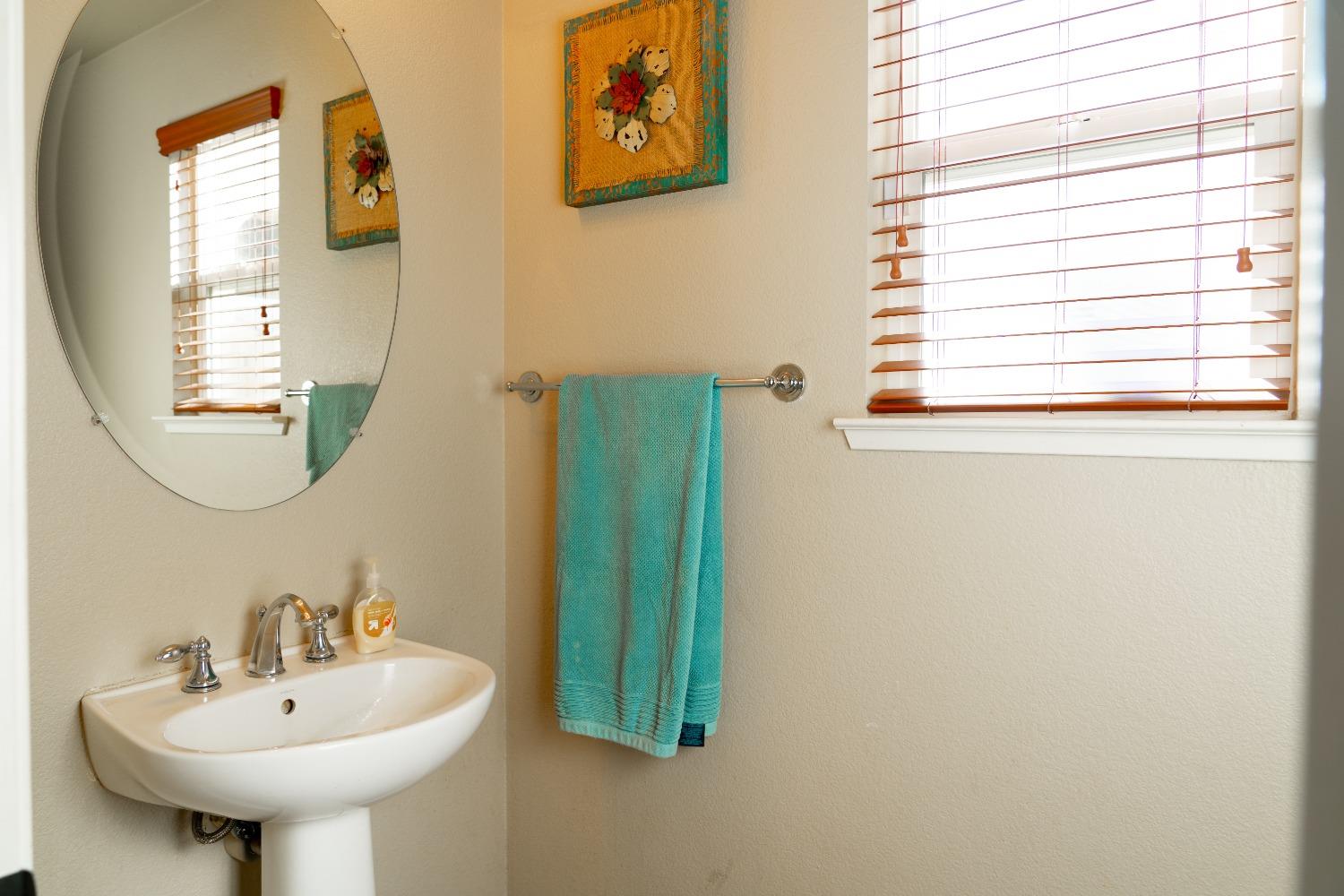 Detail Gallery Image 8 of 46 For 2020 Loring Ct, Ceres,  CA 95307 - 4 Beds | 2/1 Baths