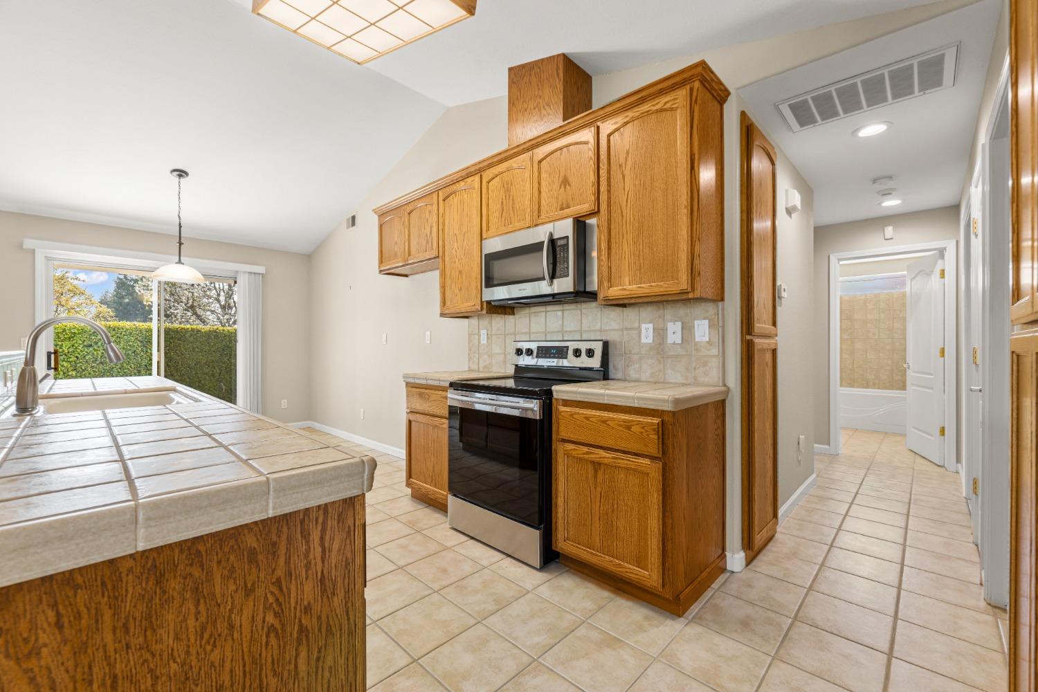 Detail Gallery Image 10 of 42 For 564 Wild Rose Ct, Galt,  CA 95632 - 2 Beds | 2 Baths