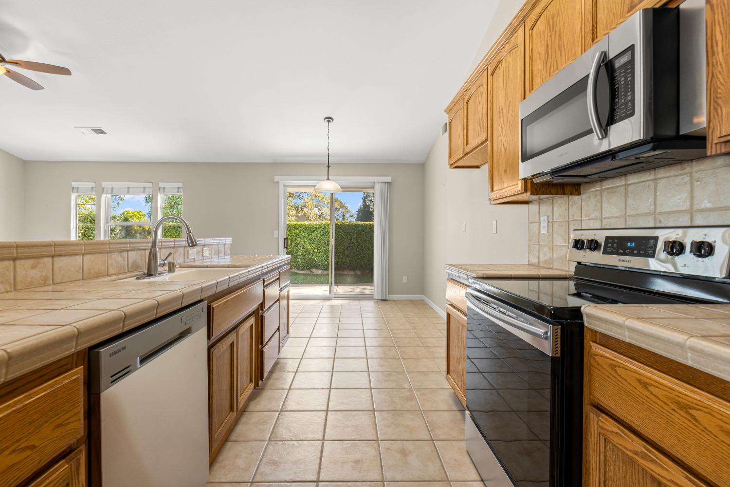 Detail Gallery Image 11 of 42 For 564 Wild Rose Ct, Galt,  CA 95632 - 2 Beds | 2 Baths