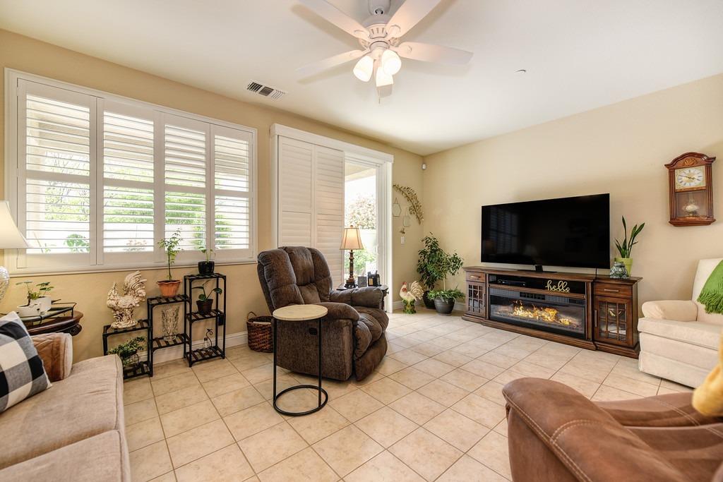 Detail Gallery Image 6 of 53 For 2417 Rockbrook Ln, Manteca,  CA 95336 - 2 Beds | 2 Baths