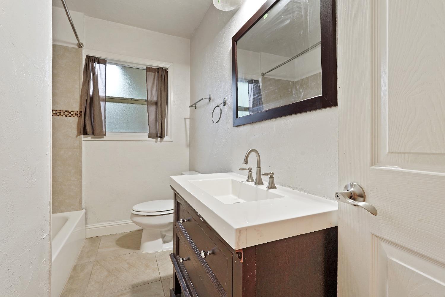 Detail Gallery Image 11 of 27 For 1967 Elmwood Ave, Stockton,  CA 95204 - 4 Beds | 1/1 Baths